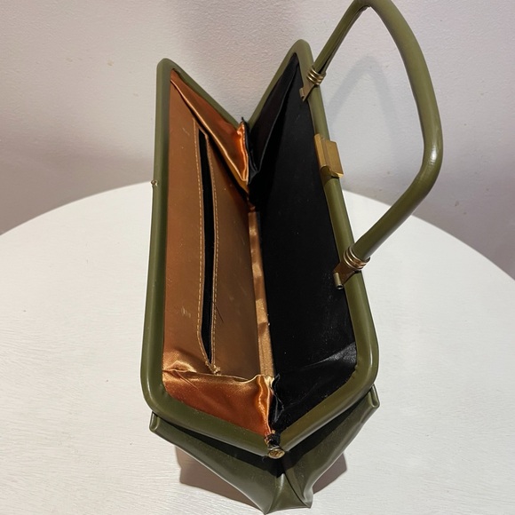 SOLD🚫Vintage 60s Pea Green Vinyl Top Handle/Clutch with Gold Tone Clasp - Picture 10 of 12